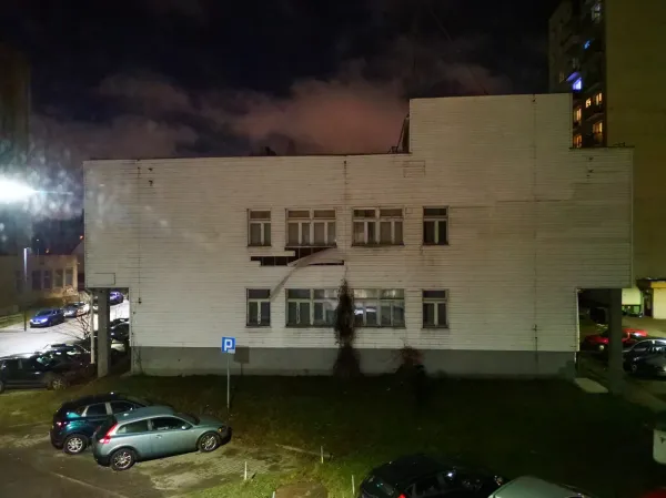 Uszkodzona elewacja budynku przy ul. Żywieckiej.