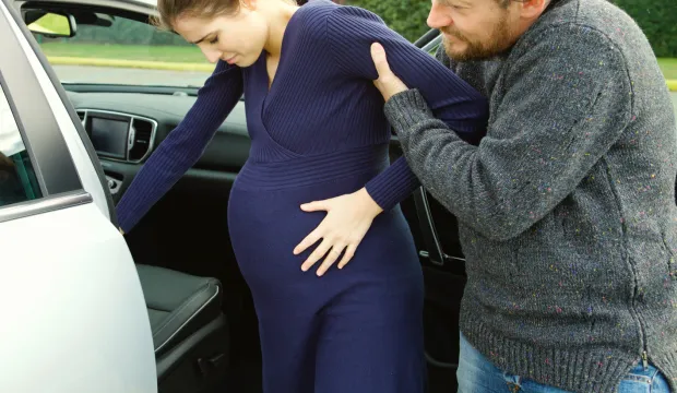 Zbliżający się poród żony usprawiedliwił "gaz do dechy" dociśnięty przez kierowcę.