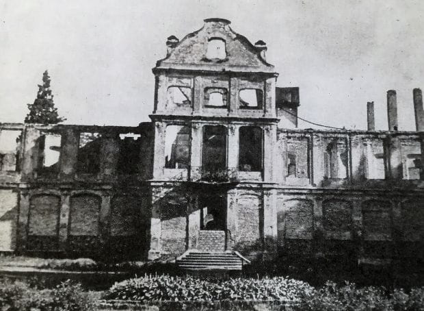 Spalony i zrujnowany pałac Opatów bezpośrednio po wojnie. Zdjęcie pochodzi z pisma "Spotkania z Zabytkami" nr 1 (19) 1985.