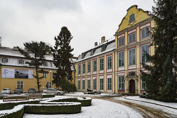 Północna fasada pałacu Opatów z wejściem do Oddziału Sztuki Nowoczesnej Muzeum Narodowego w Gdańsku.