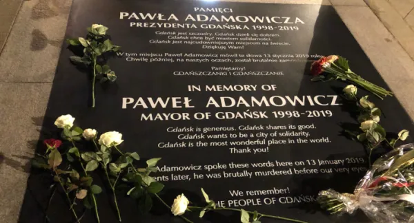 Trzy lata temu, 13 stycznia 2019 roku, podczas finałowego koncertu WOŚP, prezydent Gdańska Paweł Adamowicz został kilka razy ugodzony nożem. W bardzo ciężkim stanie trafił do szpitala, gdzie zmarł następnego dnia.