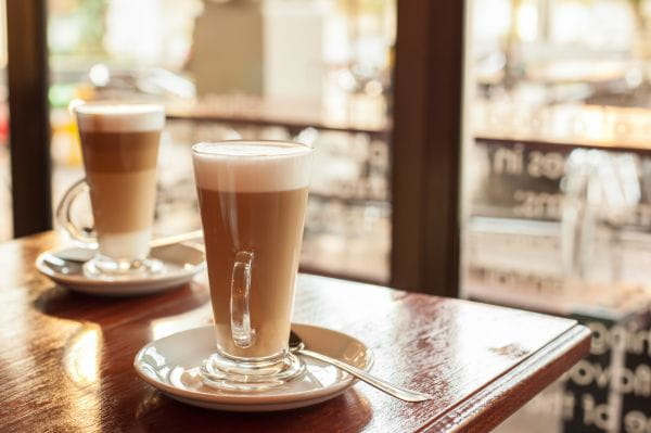 Cafe latte z uwagi na delikatny smak i aromatyczny zapach jest jednym z ulubionych kawowych specjałów. 