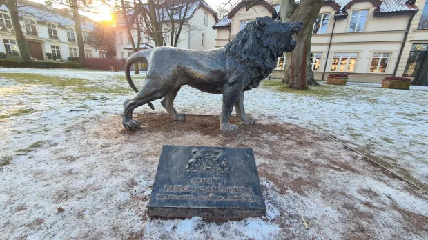 Pawła Adamowicza upamiętnia też w Gdańsku lew stojący w okolicach Parku Oliwskiego.
