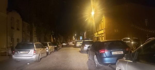Zastawione samochodami wąskie ulice Letnicy.