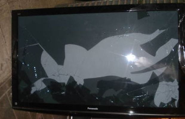Jednym z efektów kłótni był rozbity telewizor (zdjęcie poglądowe).
