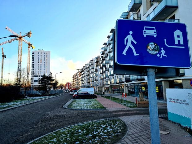 Znaki informujące kierowców, że wjeżdżają do "strefy zamieszkania", stoją w wielu miejscach dzielnicy. Zdaniem inżynierów ruchu może to być dla kierowców mylące, zwłaszcza na tych ulicach, gdzie strefa nie obowiązuje.
