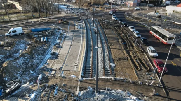 Na trasie widoczne są już elementy pierwszego peronu tramwajowego, który powstał między al. Havla a ul. Łódzką. Po drugiej stronie torów widać miejsce na drugi peron.