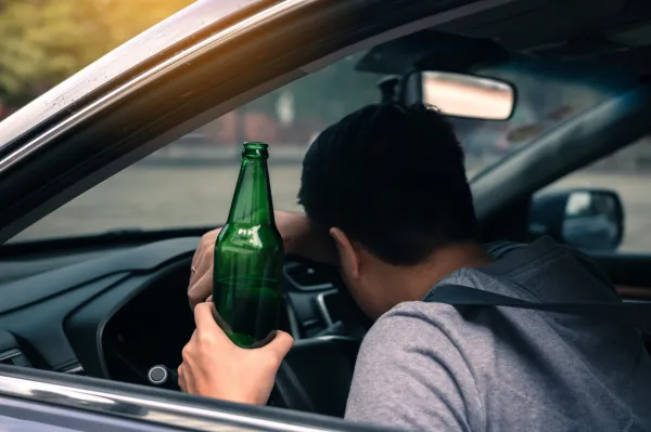 Mężczyzna wypił alkohol i wsiadł za kierownicę, bo pokłócił się z dziewczyną. Zdjęcie ilustracyjne.