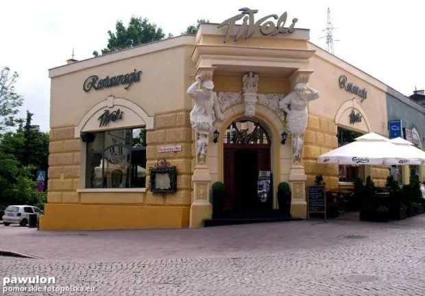 Do połowy pierwszej dekady XXI wieku w budynku przy placu Konstytucji 3 Maja działała restauracja Tivoli.