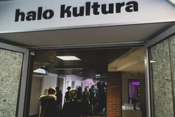 Halo Kultura to ponad 20 pracowni artystycznych znajdujących się w boksach na terenie podziemi Hali Targowej w Gdyni.
