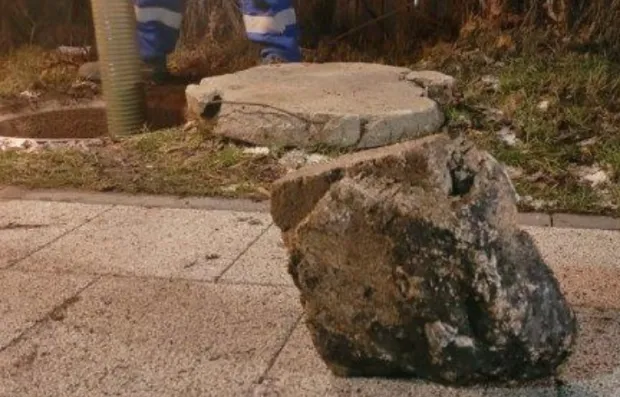 Tej wielkości kamień trafił do studzienki kanalizacyjnej przy al. Grunwaldzkiej.