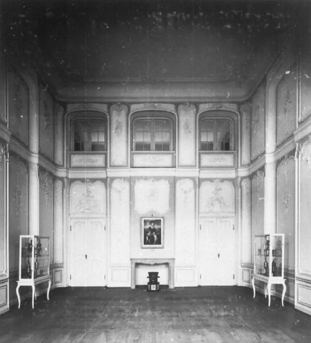 Wnętrze pałacu Opatów przed wojną. Na zdjęciu sala muzyczna.