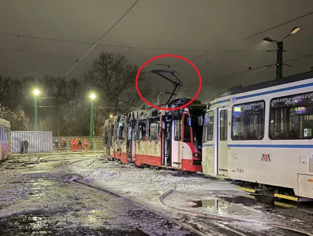 Czytelnicy zwrócili uwagę na podniesione pantografy w tramwajach w zajezdni.