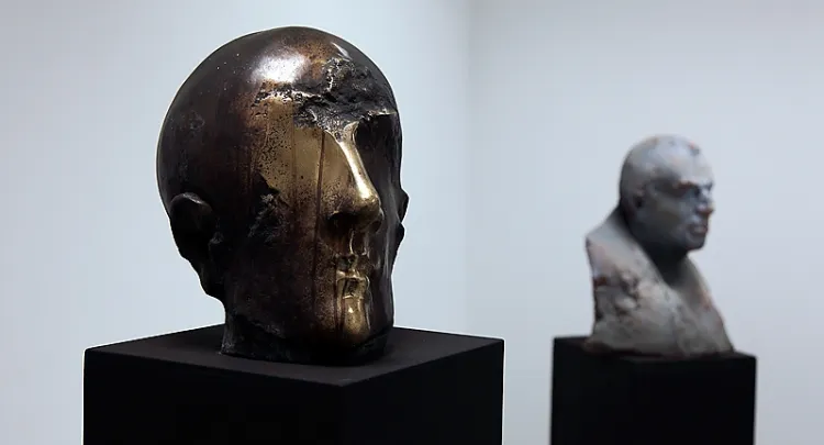Zorganizowana z okazji 40-lecia pracy twórczej wystawa Adama Myjaka to okazja do zapoznania się z ewolucją stylu tego znakomitego artysty.