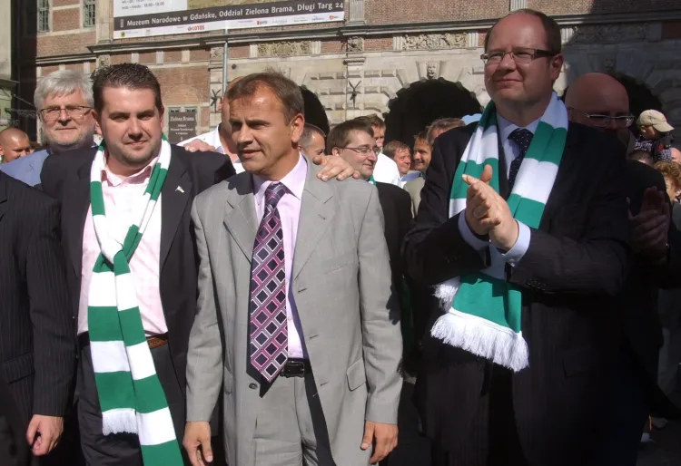 Maciej Turnowiecki, prezes Lechii (z lewej) i Paweł Adamowicz, prezydent Gdańska w 2008 roku wspólnie cieszyli się z awansu gdańskich piłkarzy do ekstraklasy. Czy teraz ich drogi rozeszły się na dobre?