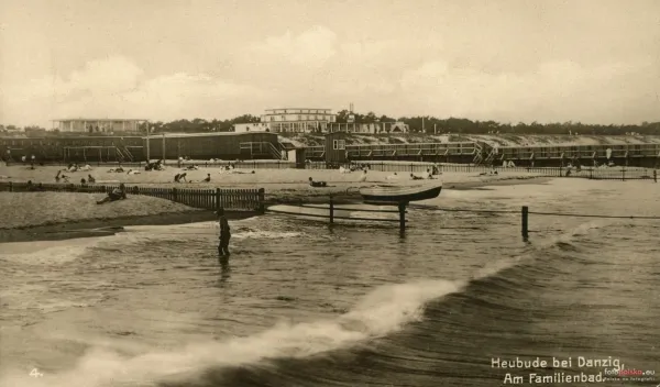 Łazienki i Hala Plażowa w tle na Stogach w 1932 r.