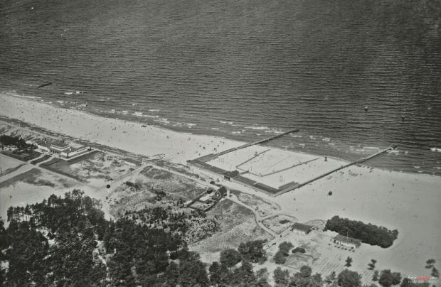 Przedwojenne zdjęcie lotnicze (ok. 1929 r.) nadmorskich Stogów z widocznymi łazienkami na terenie plaży oraz znacznie mniejszym budynkiem Hali Plażowej (po lewej).
