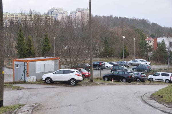 Parking przy ul. Leśna Góra rozwiązywał wiele problemów z parkowaniem na Niedźwiedniku. Teraz sam jest problemem dla kilkunastu kierowców, którzy nie zdążyli przeparkować z niego swoich samochodów.
