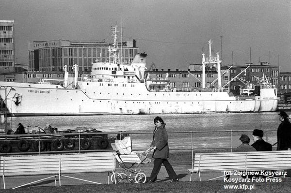Statek badawczy Morskiego Instytutu Rybackiego "Profesor Siedlecki" widziany z molo południowego w Gdyni. 12.02.1974 
