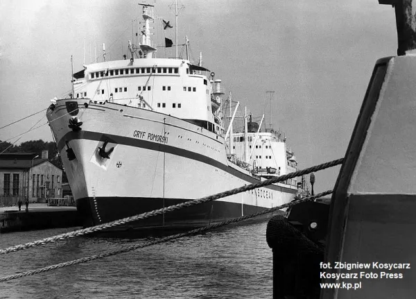 Statek-baza rybacka "Gryf Pomorski", należący do Transoceanu, przy nabrzeżu w porcie gdyńskim. Zdjęcie z lipca 1979 r.