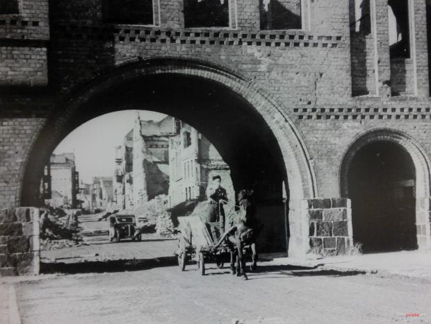 Zrujnowana w czasie wojny ul. Ogarna widziana przez Krowią Bramę z Krowiego Mostu. Zdjęcie wykonane w pierwszych latach po zakończeniu II wojny światowej.
