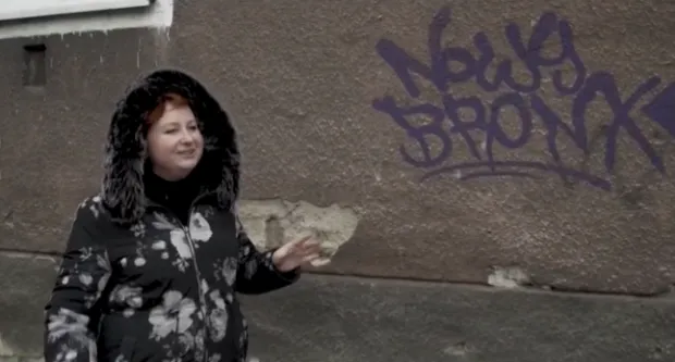 Zdaniem Marzeny Bakowskiej napisy na murach w Nowym Porcie są wyrazem "czarnego humoru" mieszkańców dzielnicy.
