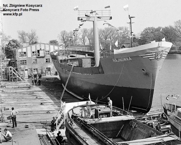 Wodowanie "Hajnowki" 18 maja 1971 r. w stoczni Wisła na Stogach, pierwszego z serii przeznaczonej dla PŻM drewnowca o nośności 850 ton.