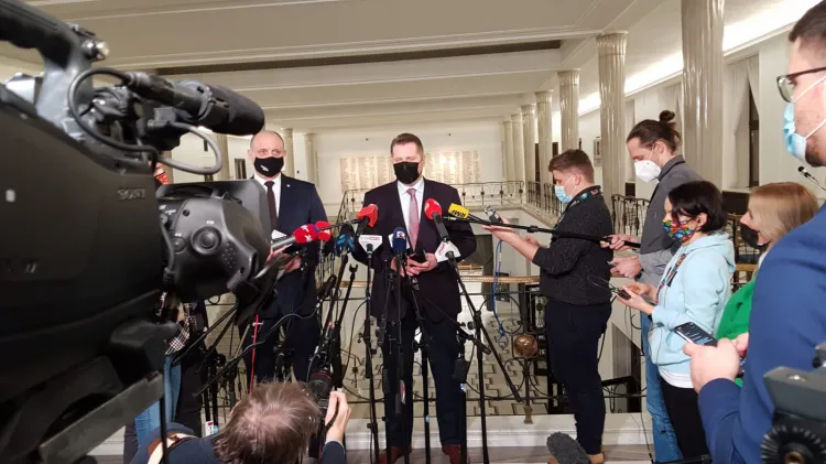O wprowadzonych obostrzeniach dla klas 5-8 i szkół ponadpodstawowych minister Czarnek poinformował we wtorek wieczorem na konferencji prasowej w Sejmie.