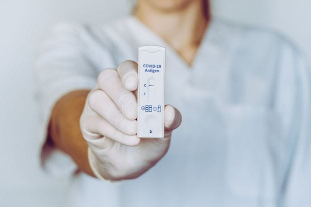 Testy antygenowe realizowane w aptekach będą refundowane przez NFZ.