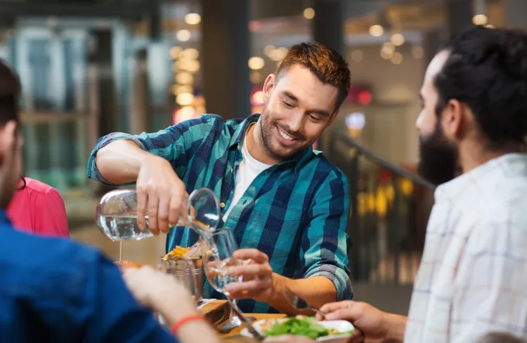 Restauracje mają największą przebitkę cenową na napojach - zarabiają  nawet kilkaset procent na jednym zamówieniu. Klienci zagraniczni, przyzwyczajeni do tego, że za kranówkę się nie płaci, mogą być bardzo zdziwieni podczas płacenia rachunku. 