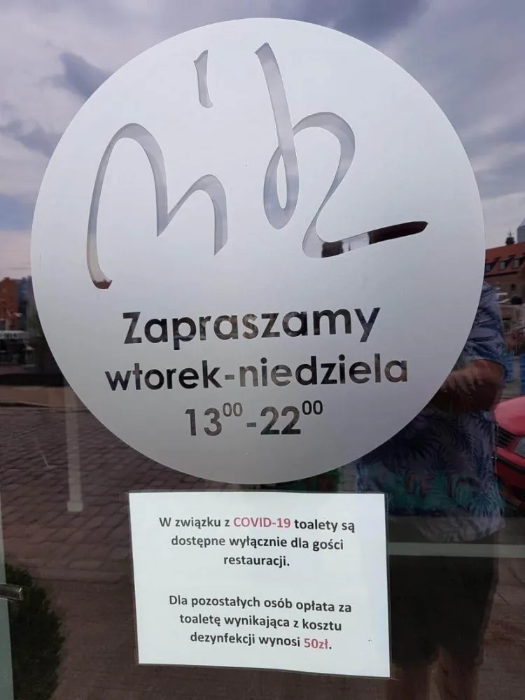 Restauracje nie lubią "obcych" w swoich toaletach, dlatego robią wszystko, co tylko mogą, żeby zniechęcić ich do skorzystania. Np. podnosząc ceny do 50 zł, jak zrobiła to Basia Ritz. 
