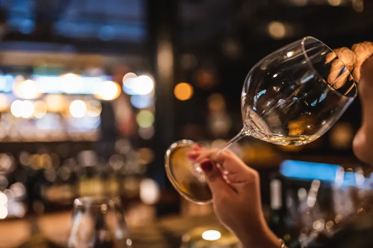 Jeśli masz ograniczony budżet i nie chcesz go zrujnować, zanim przyjmiesz w restauracji zaproszenie do degustacji, upewnij się, jaki jest jej koszt. Sam fakt, że ktoś częstuje cię czymś, czego nie zamówiłeś, nie oznacza, że to jest za darmo. 