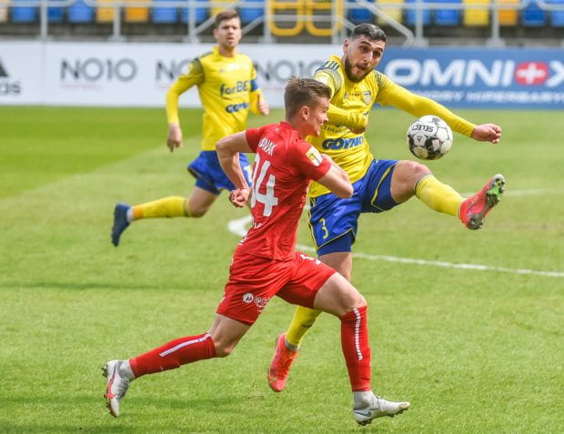 Konrad Nowak ustalił wynik sparingu na 2:0 dla Odry Opole. Na zdjęciu w pojedynku z Harisem Memiciem. 