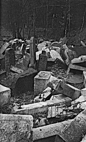 Według Anny Krüger są to "pozostałości nagrobków i płyt nagrobnych na jednym z cmentarzy przy Politechnice, 1969 r.". Ukształtowanie terenu zdaje się jednak sugerować, że to Cmentarz Centralny (Srebrzysko). Niemniej dokumentacja konserwatorska wskazuje, że cmentarze przy Wielkiej Alei w 1969 r. wyglądały podobnie. Skan z książki Anny Krüger.