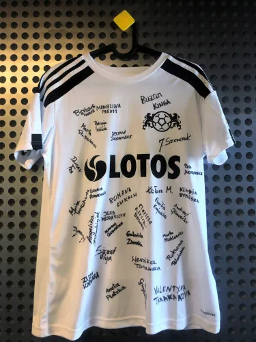 Koszulka AP Lotos Gdańsk z autografami piłkarek.