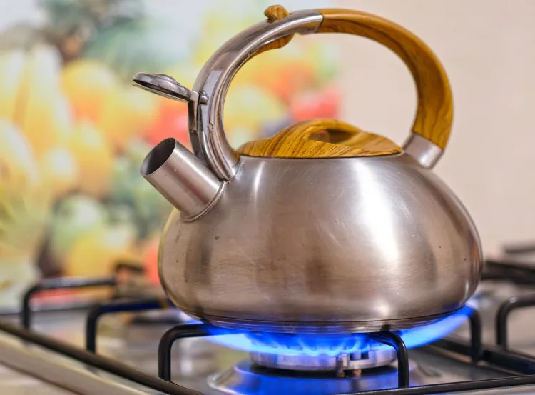 Przy gotowaniu wody w czajniku na kuchence gazowej podgrzewaj tylko tyle, ile potrzebujesz w danym momencie. Im więcej wody, tym więcej gazu zużyjemy, zanim się zagotuje.
