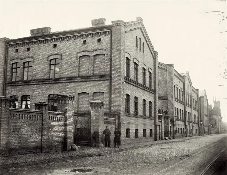 Królewska Fabryka Karabinów w czasie rozkwitu. Zdjecie z 1888 roku.