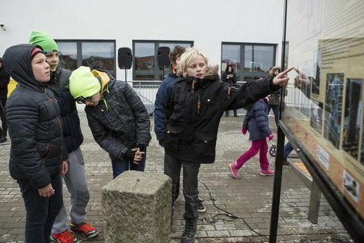 Uczniowie szkoły na Karczemkach przy kamieniu, który dawniej wskazywał granicę między Polską i Wolnym Miastem Gdańskiem. Kamień stoi dziś na dziedzińcu ich szkoły.