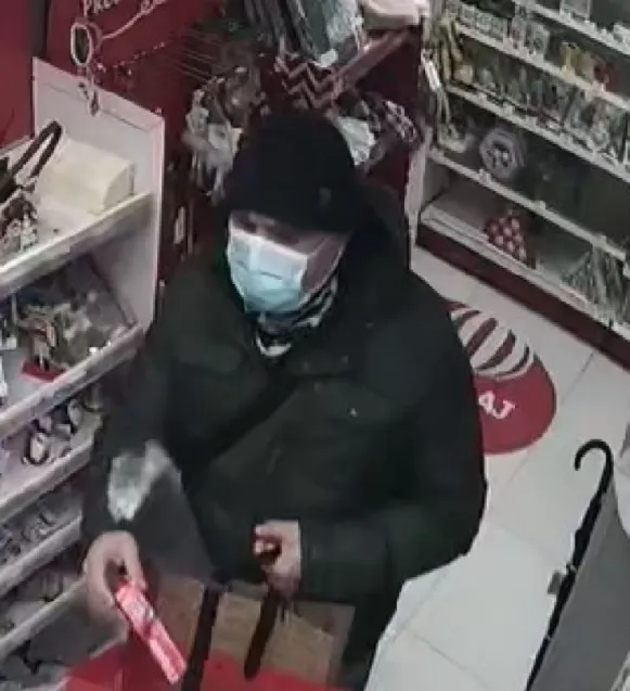 Widoczny na zdjęciu mężczyzna może mieć związek z dwiema kradzieżami, do jakich doszło 23 grudnia w drogeriach w Gdyni.