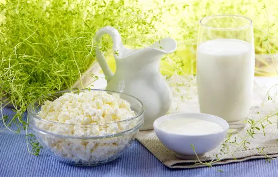 Biały ser może być zdrowy i niskokaloryczny, jeśli nie dodano do niego morza cukru i polepszaczy. 