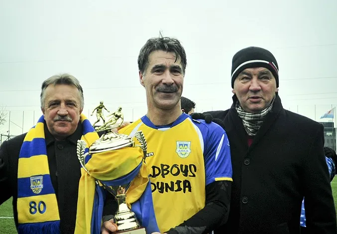 Tomasz Korynt (w środku) wraz z inną legendą Arki, Januszem Kupcewiczem, wraca do klubu w nowej roli.