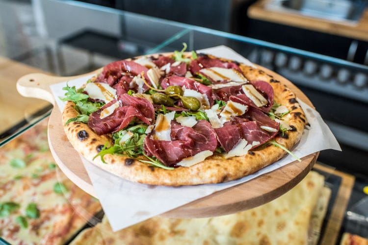 Celebruj Dzień Pizzy 2023 w restauracji albo własnym domu.