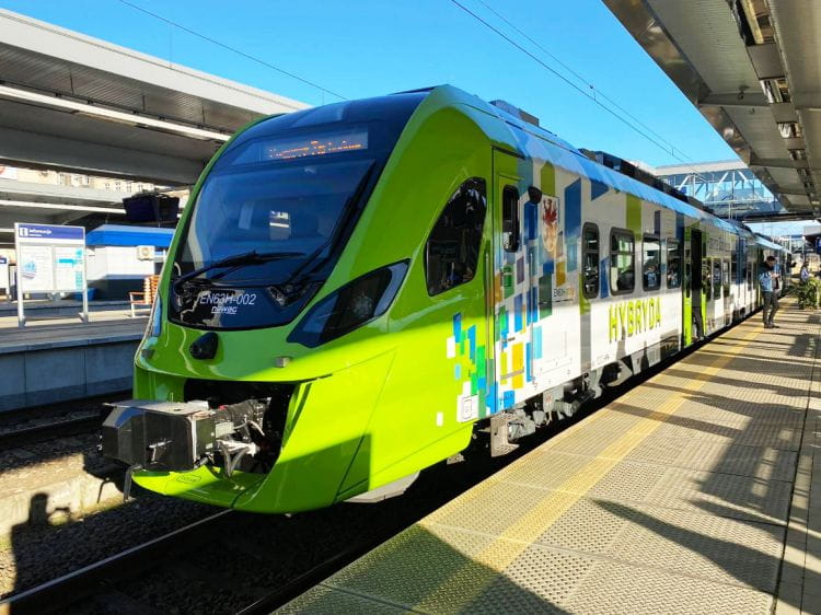 Pod koniec stycznia pierwszy polski hybrydowy pojazd kolejowy przekazano samorządowi województwa zachodniopomorskiego. Teraz samorząd Pomorza chciałby kupić cztery pojazdy tej klasy.