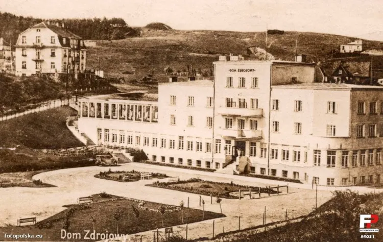 Dom Zdrojowy w Gdyni w pierwszych latach po oddaniu go do użytku. Po wojnie przekształcono go w hotel Dom Marynarza. Modernistyczna bryła została przebudowana w stylu socrealistycznym.