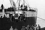 Załadunek samochodu na statek. Rok 1928 - wyjazd emigrantów z Gdyni.