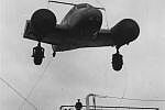 Samolot Lockheed L-14 Super Electra podczas wyładunku ze statku M.S. Piłsudski. 22 stycznia 1936 roku. 