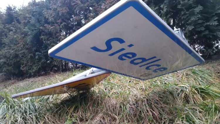 Kolejny raz zniszczono ten znak stojący na granicy z Chełmem.