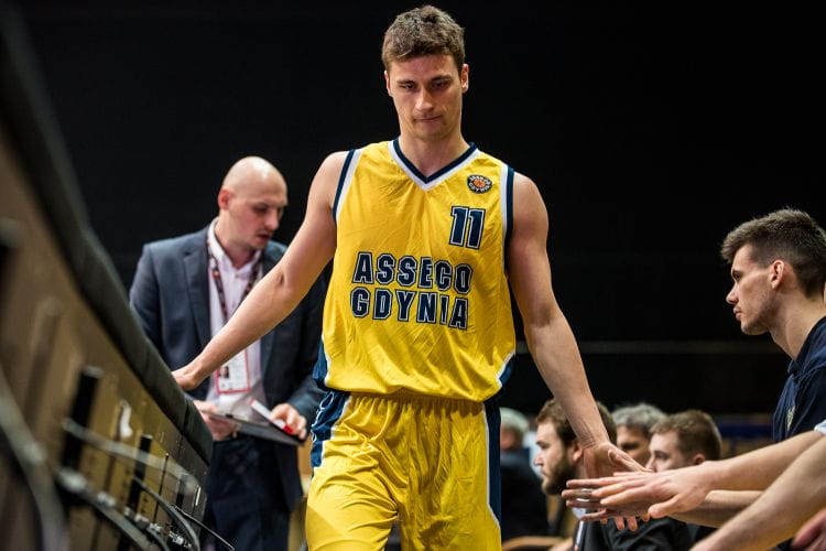 Bartosz Jankowski był za słaby na Asseco Arkę Gdynia, ale doskonale odnalazł się w drużynie aktualnego wicelidera Energa Basket Ligi. 10 lutego byłym kolegom będzie mógł się pochwalić nie tylko koszykarską formą, ale i dyplomem inżyniera Politechniki Gdańskiej. 