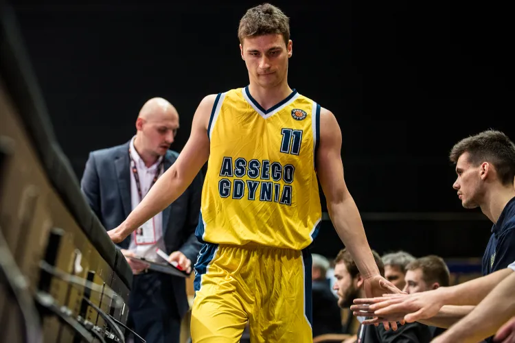 Bartosz Jankowski był za słaby na Asseco Arkę Gdynia, ale doskonale odnalazł się w drużynie aktualnego wicelidera Energa Basket Ligi. 10 lutego byłym kolegom będzie mógł się pochwalić nie tylko koszykarską formą, ale i dyplomem inżyniera Politechniki Gdańskiej. 