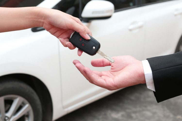 Umowa kupna-sprzedaży samochodu zabezpiecza obie strony transakcji.